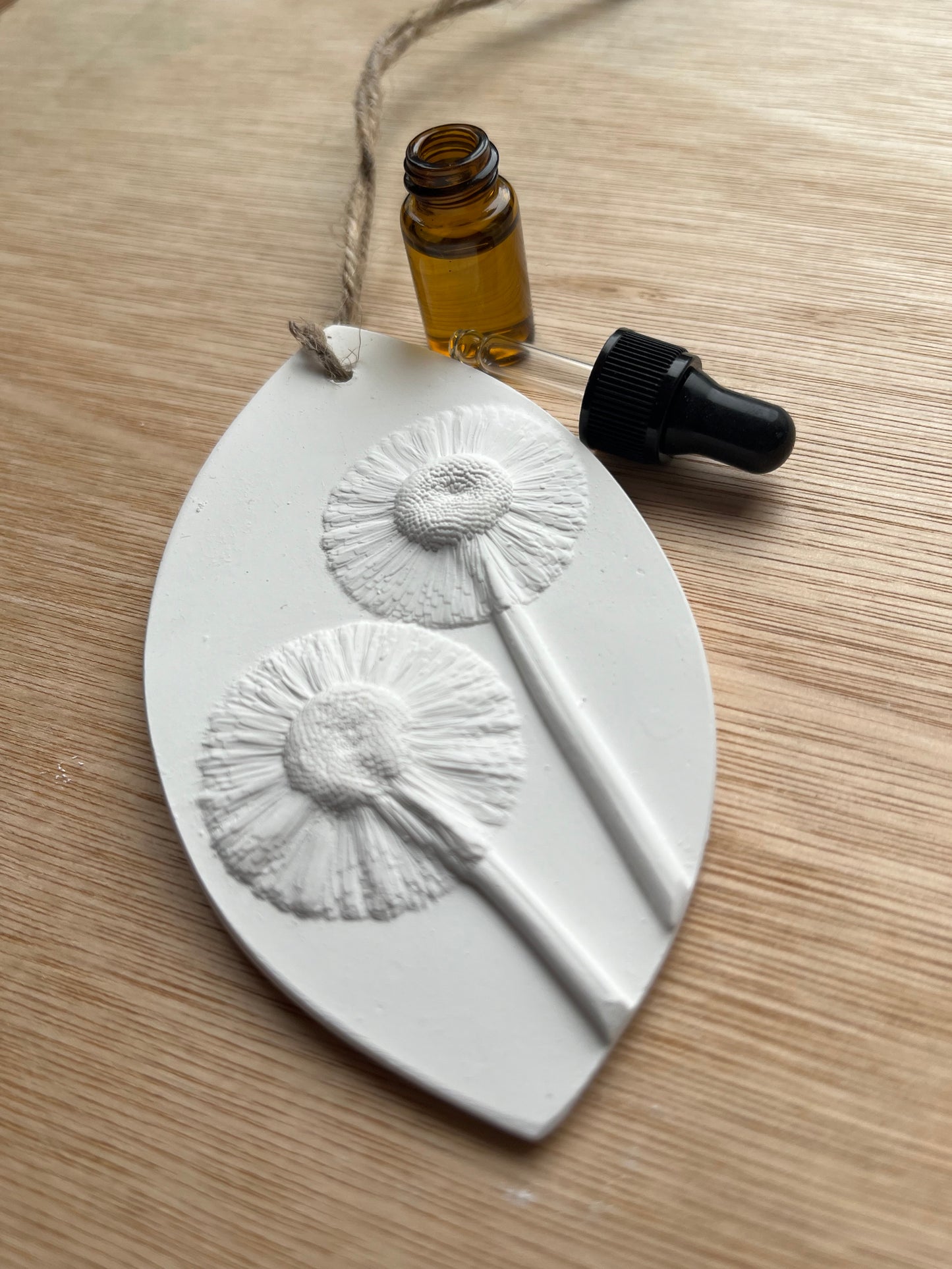 Bellis Daisies Botanical Cast Fragrance Diffuser Large