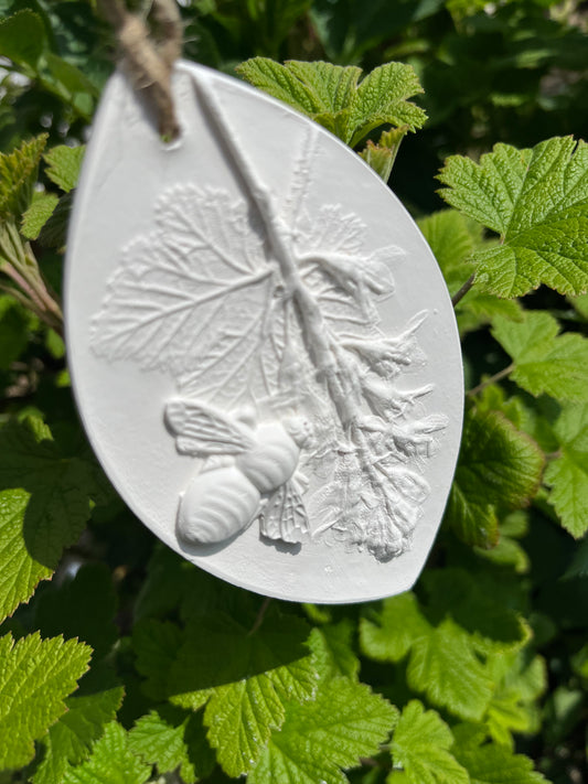 Little Bee on Flowering Currant Botanical Cast Fragrance Diffuser Large