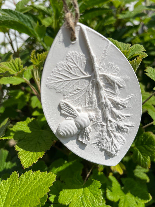 Little Bee on Flowering Currant Botanical Cast Fragrance Diffuser Large