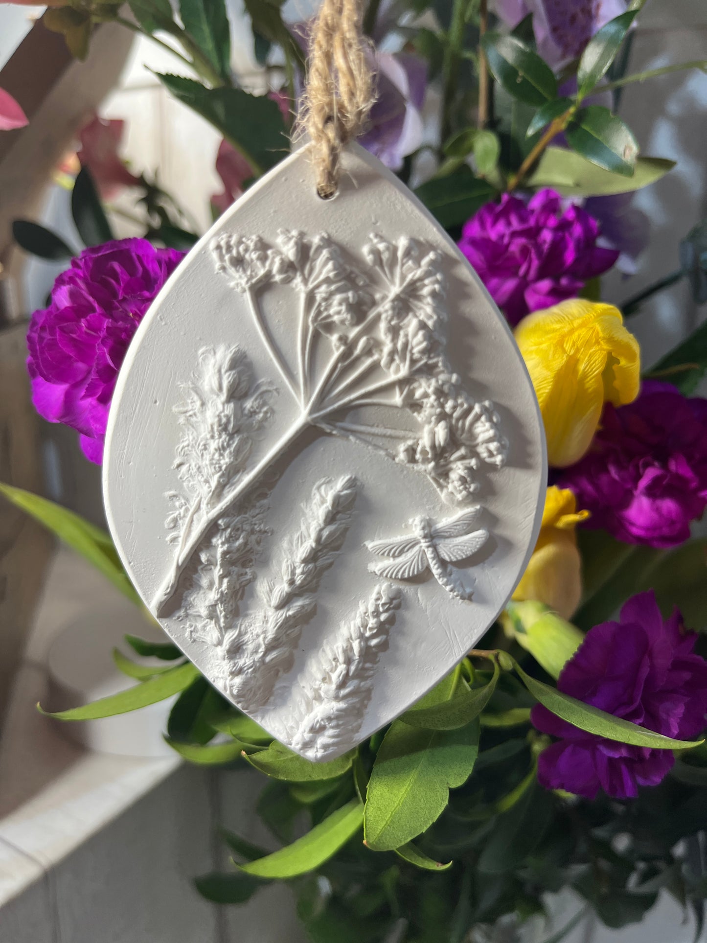 Cottage Garden Dragonfly and Mixed Flowers Botanical Cast Fragrance Diffuser Large