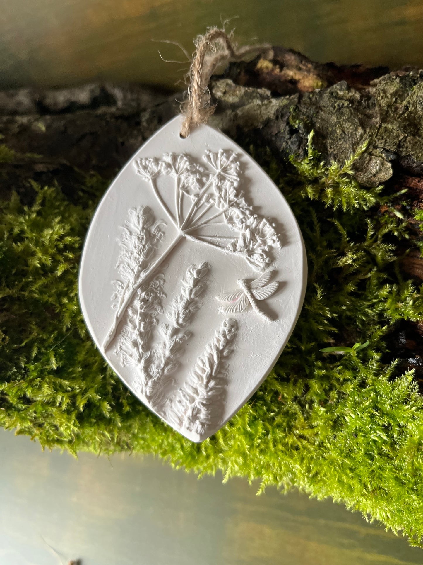 Cottage Garden Dragonfly and Mixed Flowers Botanical Cast Fragrance Diffuser Large