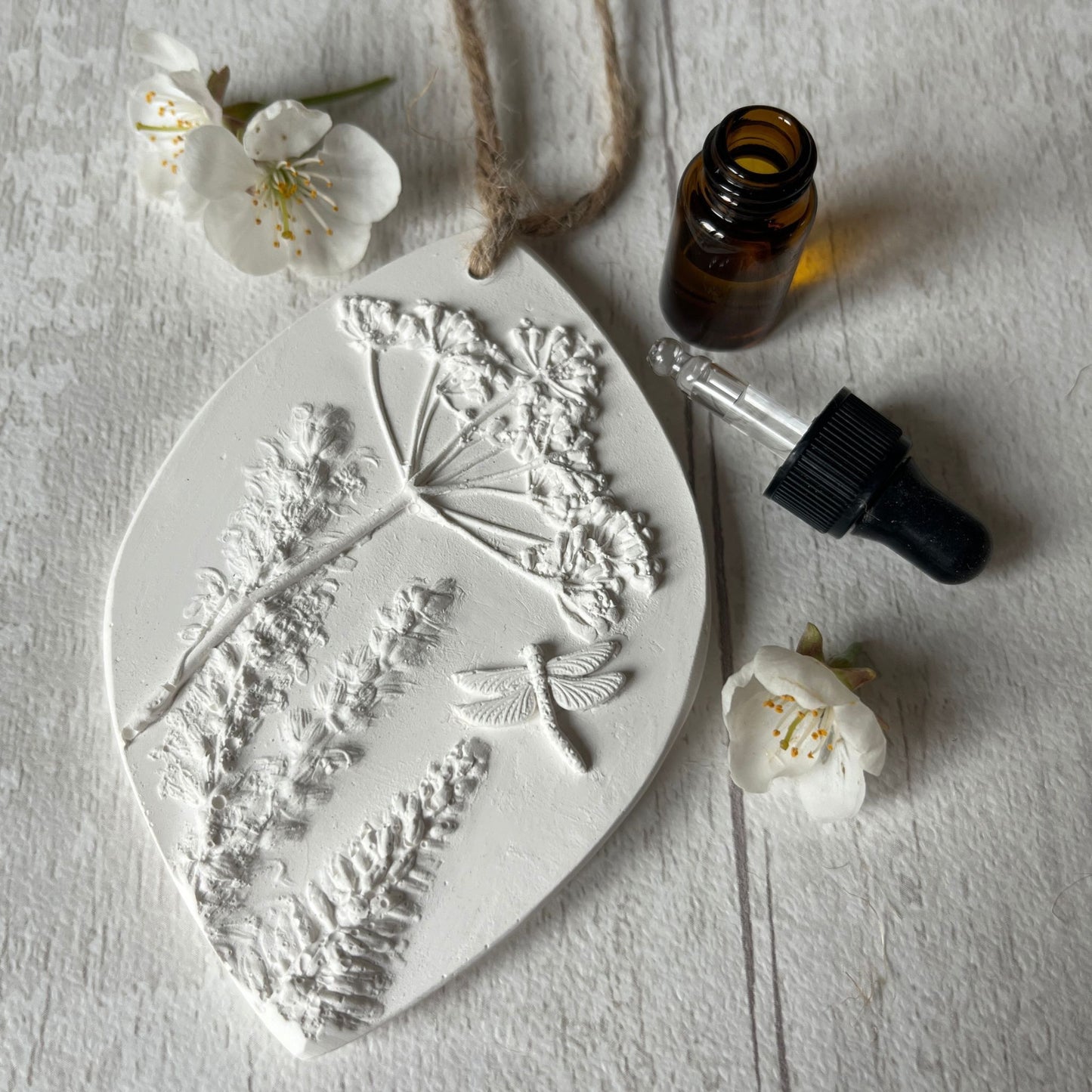 Cottage Garden Dragonfly and Mixed Flowers Botanical Cast Fragrance Diffuser Large