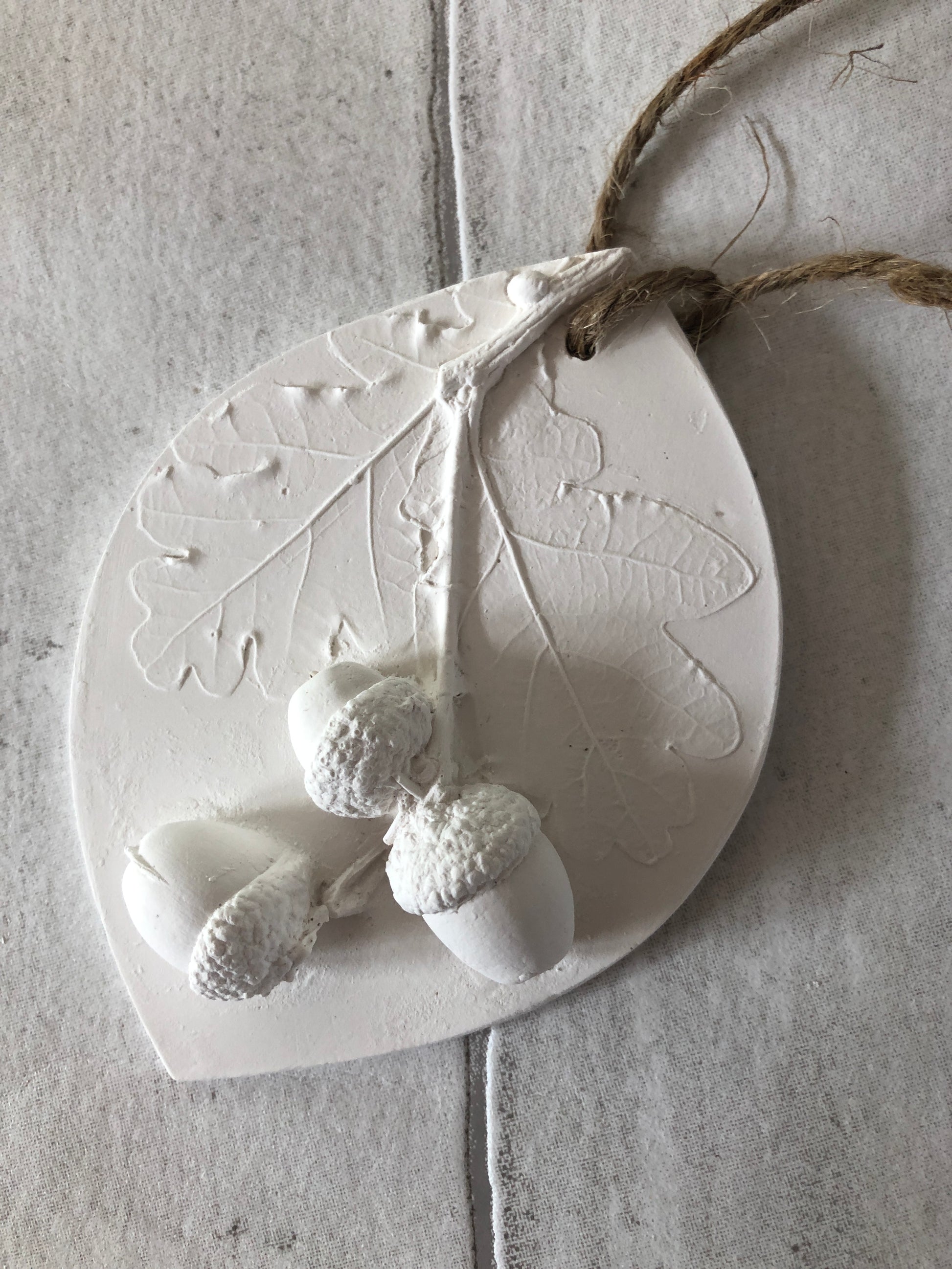 botanical cast fragrance diffuser featuring three acorns and two oak leaves